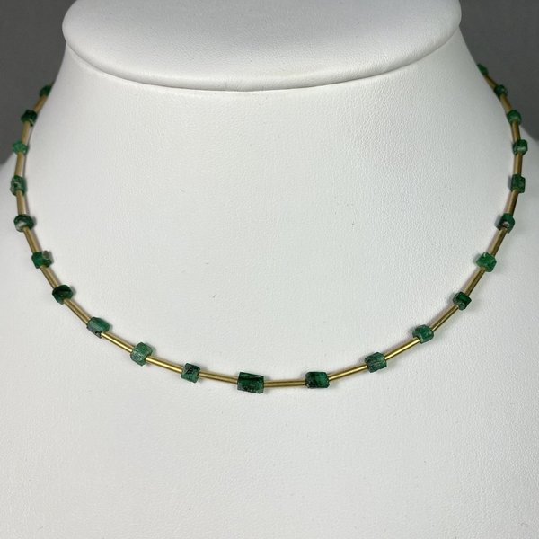 Halskette mit Smaragdkristallen