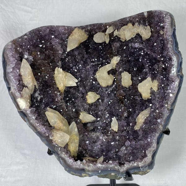 Amethyst mit Calcitkristallen