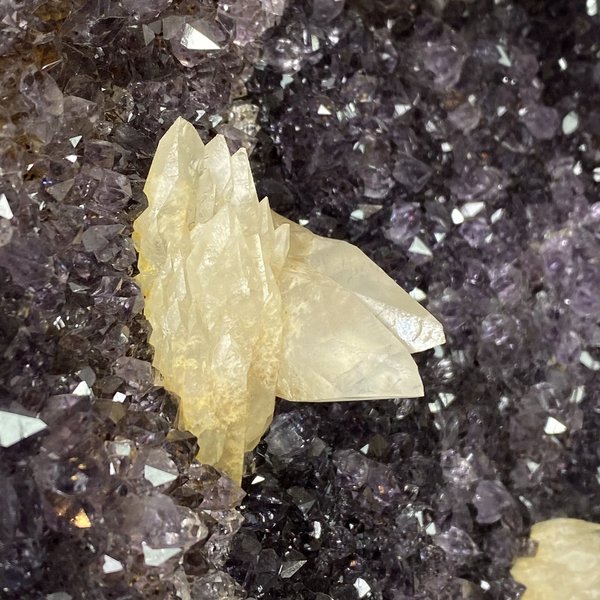 Amethyst mit Calcitkristallen