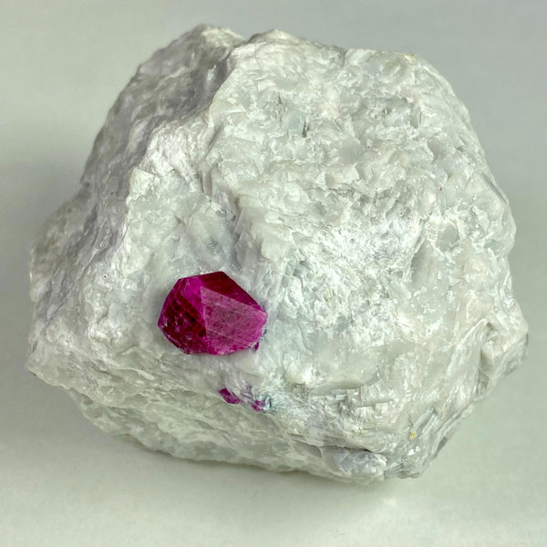 Rubinkristall auf Marmor