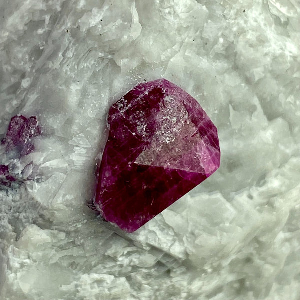 Rubinkristall auf Marmor